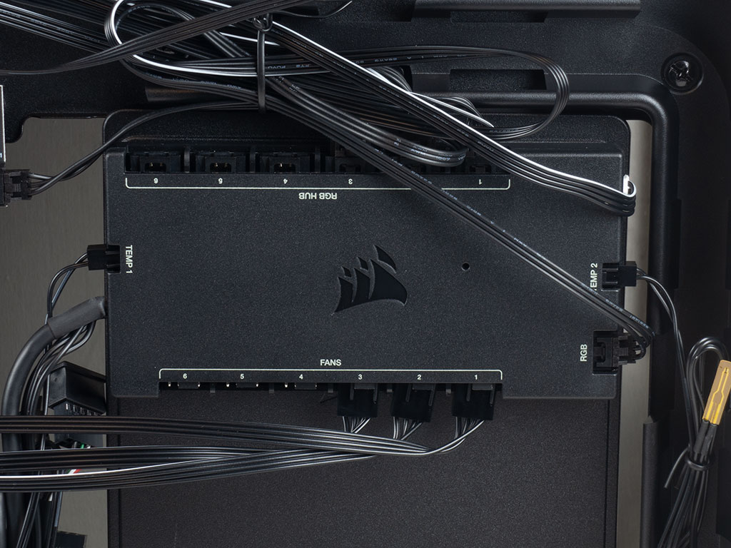 corsair-icue-5000t-rgb-black-o3 HUB tích hợp sẵn